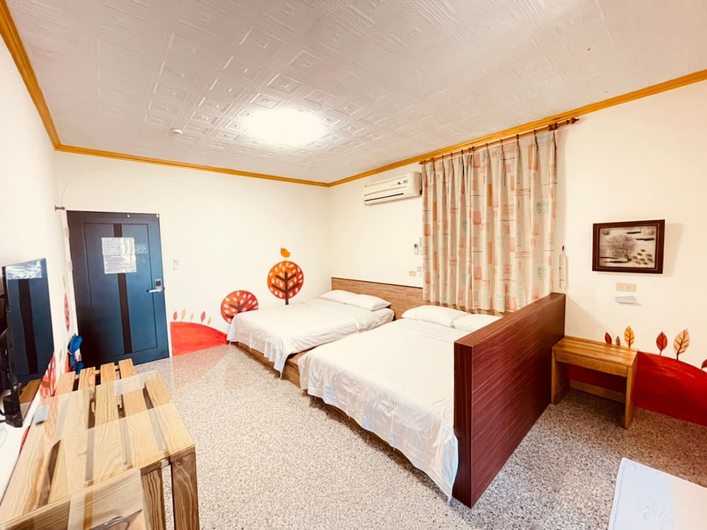 Family Room, 2 Double Beds, Non Smoking photo 2
