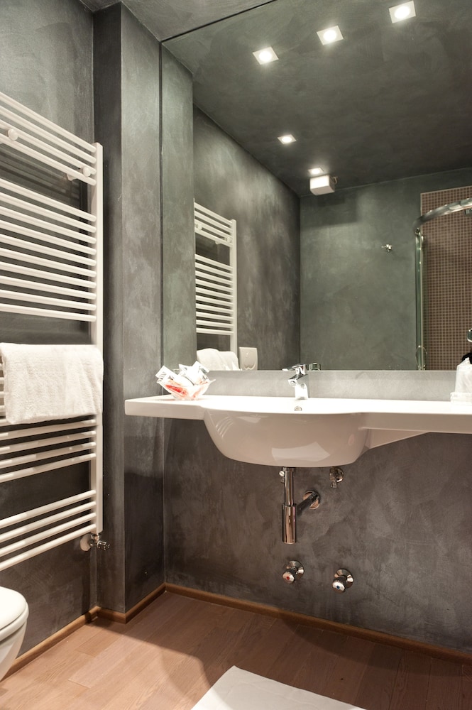 Double Room (with extra bed) - Photo 9