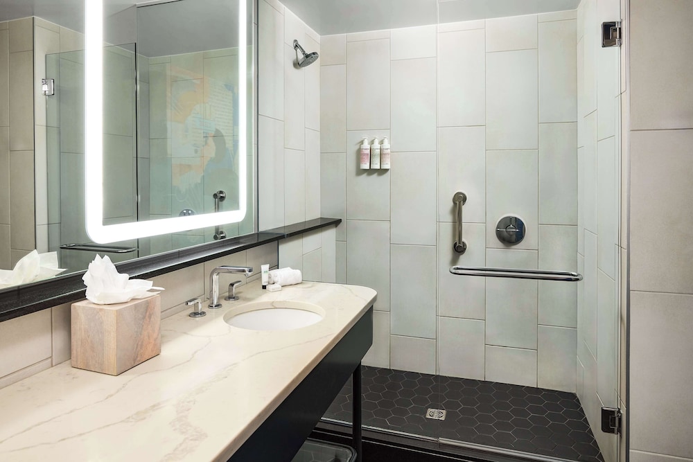 Deluxe Suite, 1 King Bed, Accessible (Hearing) thumbnail 5