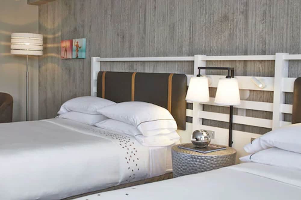 Club Room, 2 Queen Beds - Photo 3