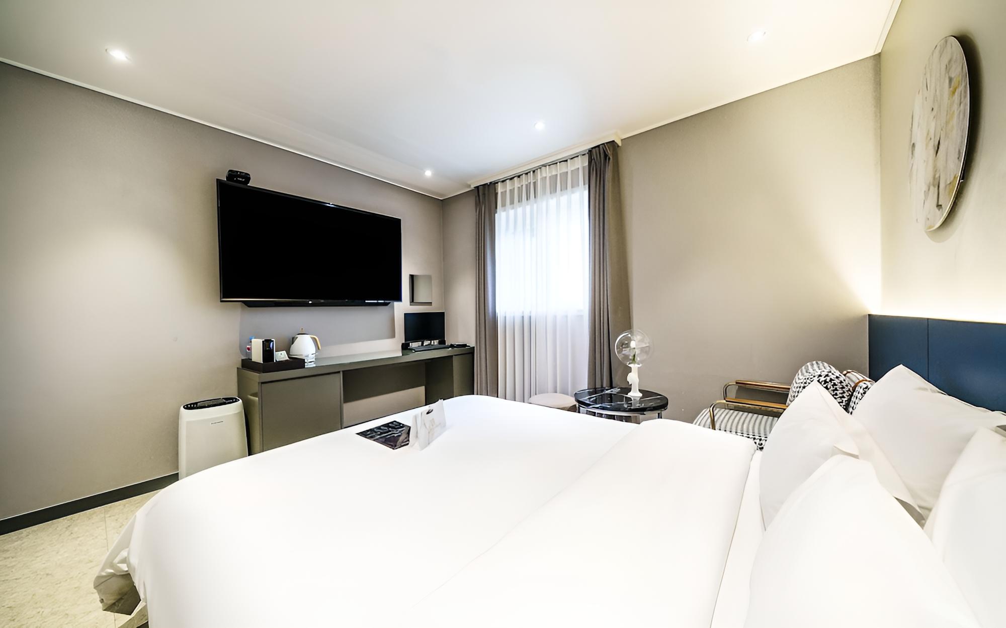 Room (Standard (65 large TV Netflix Samsung) - Photo 3