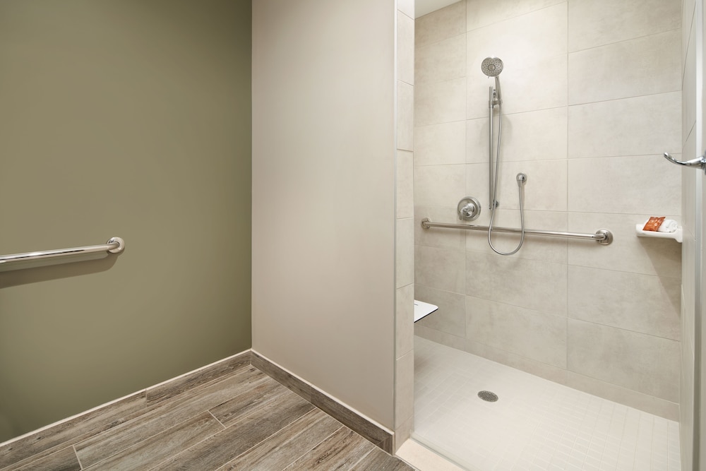Deluxe Suite, Multiple Beds, Accessible (Shower)
