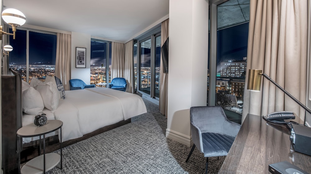 Room Horizon with Kind bed, balcony with Old Quebec view - Photo 1