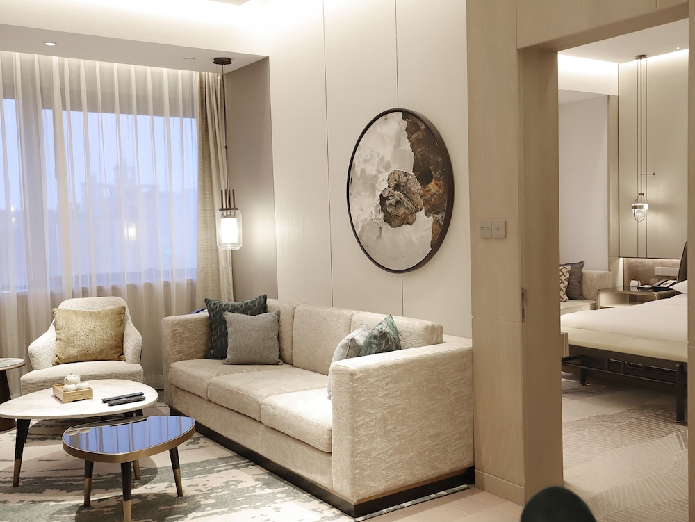 Signature Suite - Photo 2
