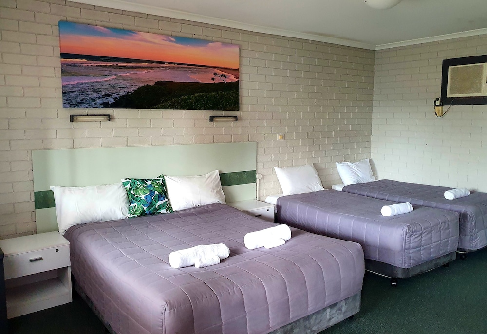 Small Family Room (1 x Queen and 2 x Single beds) photo 1