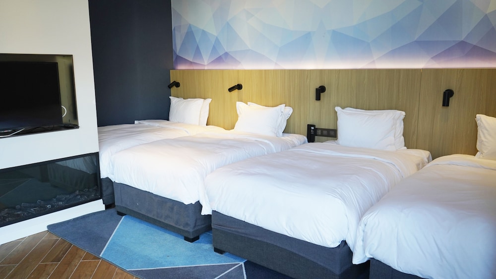 Junior Suite, 3 Twin Beds - Photo 6