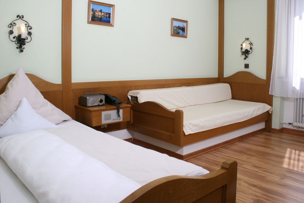 Single Room, Bathtub