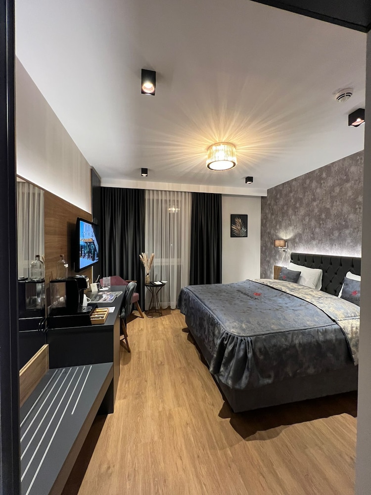 Classic Double Room, 1 King Bed, Non Smoking, Ensuite photo 3