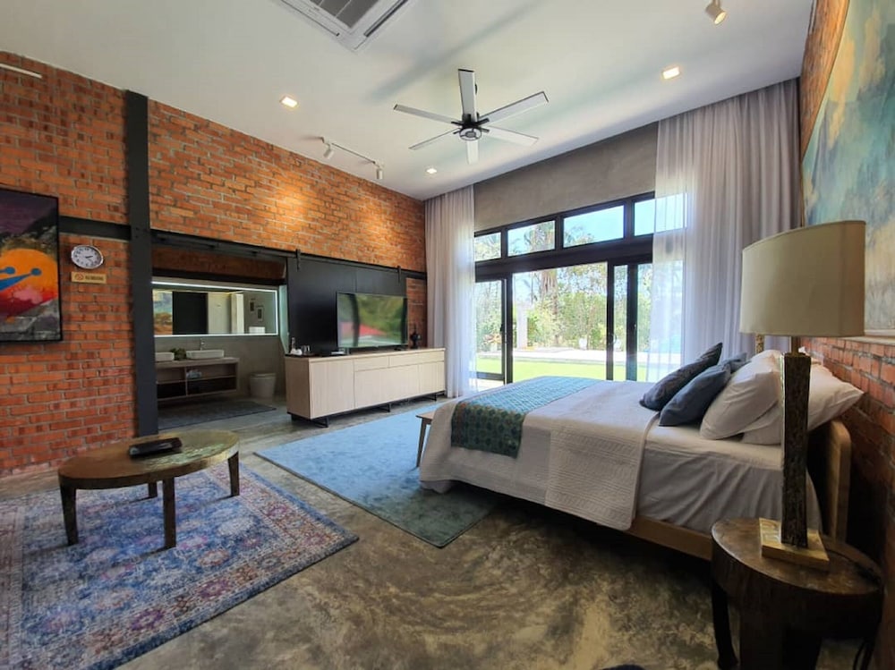 Premium Suite - Photo 18