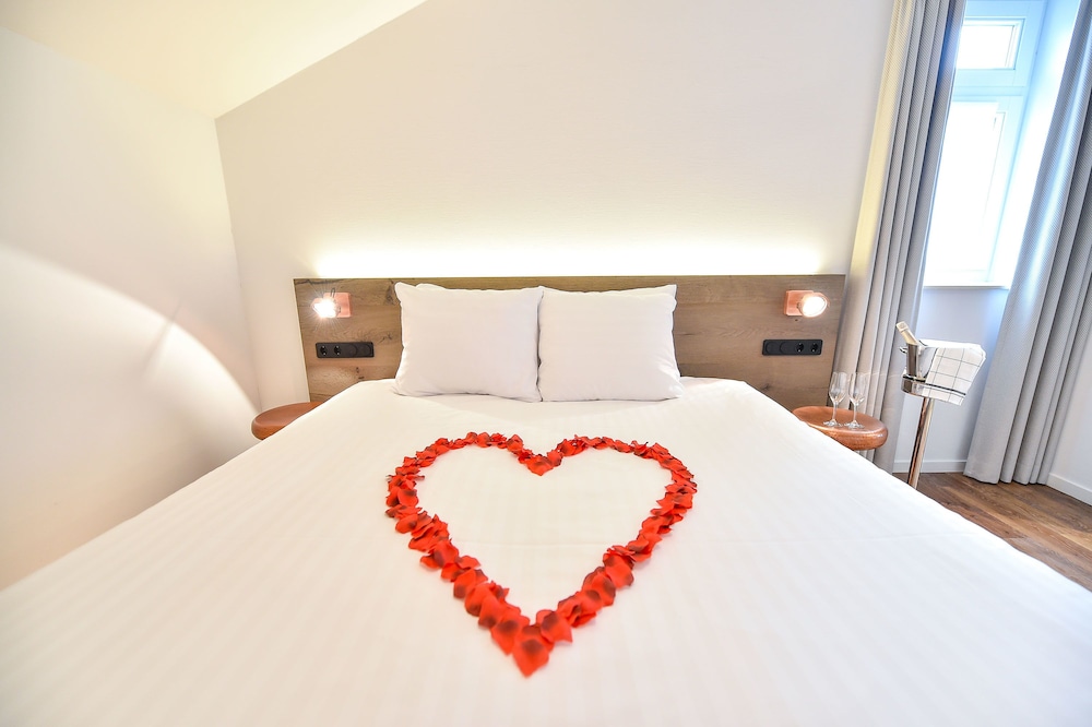 Honeymoon Suite photo 2