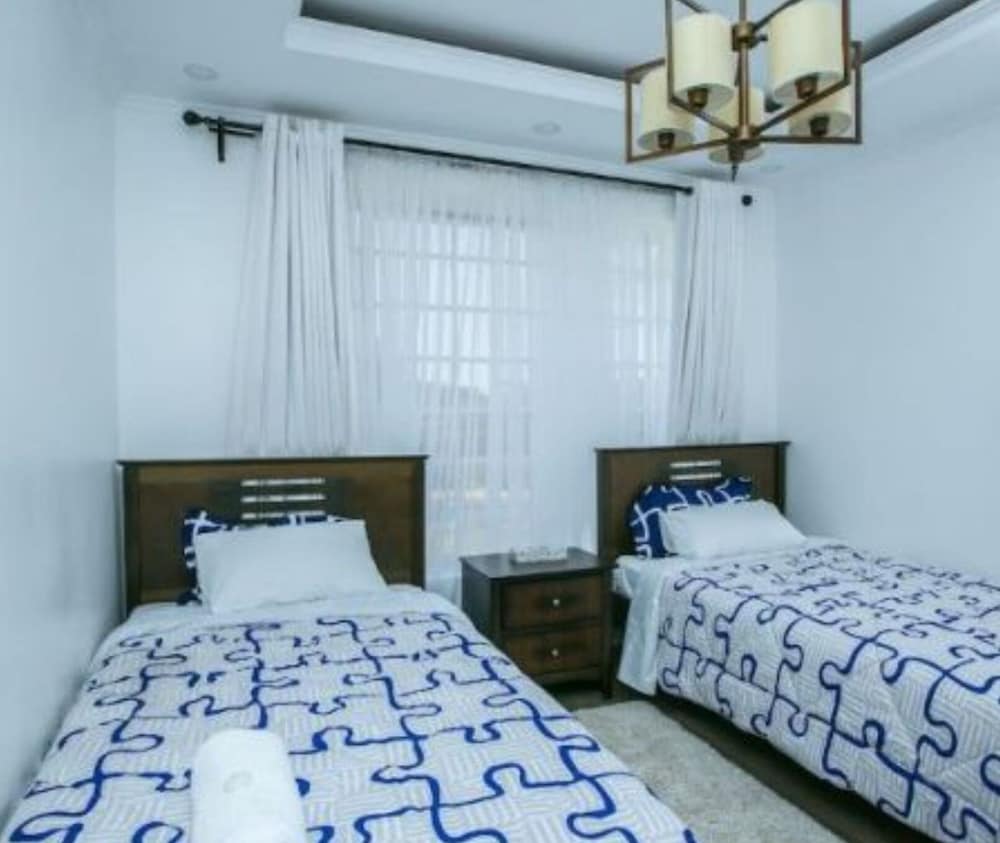 House, Multiple Bedrooms photo 2