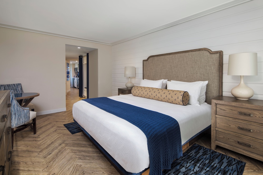 Studio Suite, 1 King Bed, Kitchenette, Pool View photo 1