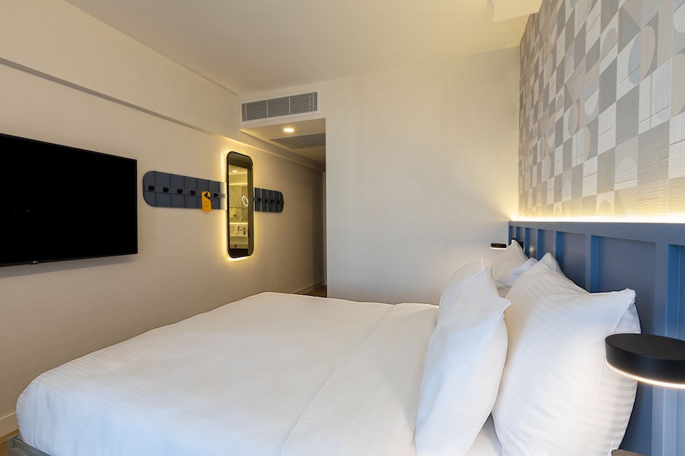 Superior Queen City View Room - Photo 5