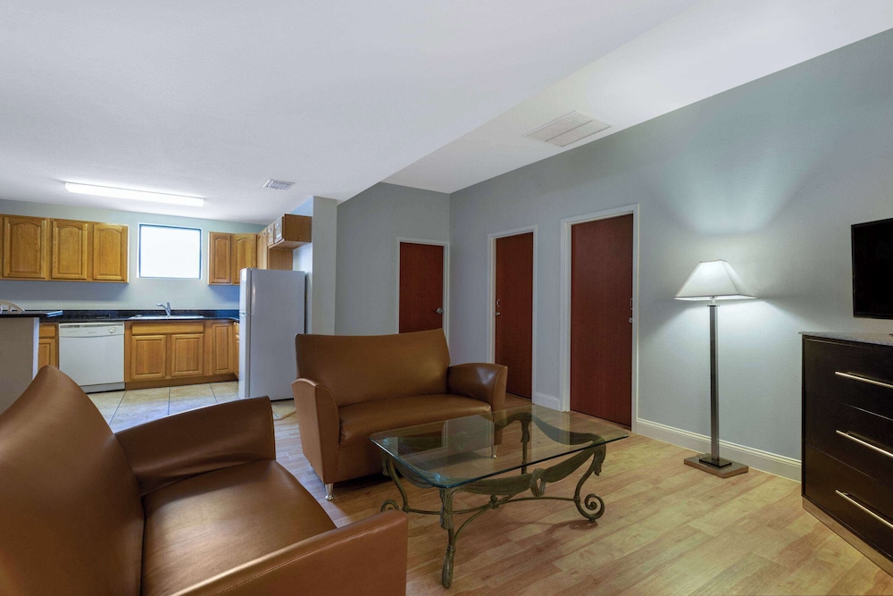 Suite, 2 Bedrooms, Non Smoking (1 Kind Bed & 2 Queen Beds) - Photo 1