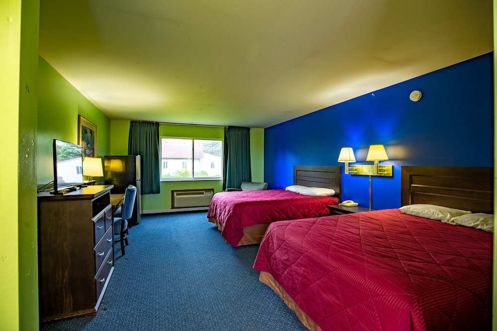Deluxe Room, 2 Queen Beds, Non Smoking, Refrigerator & Microwave photo 1