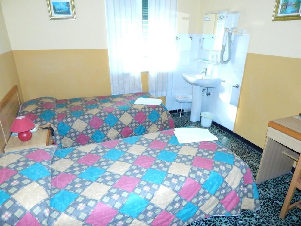 Twin Room, 2 Twin Beds, Shared Bathroom photo 1