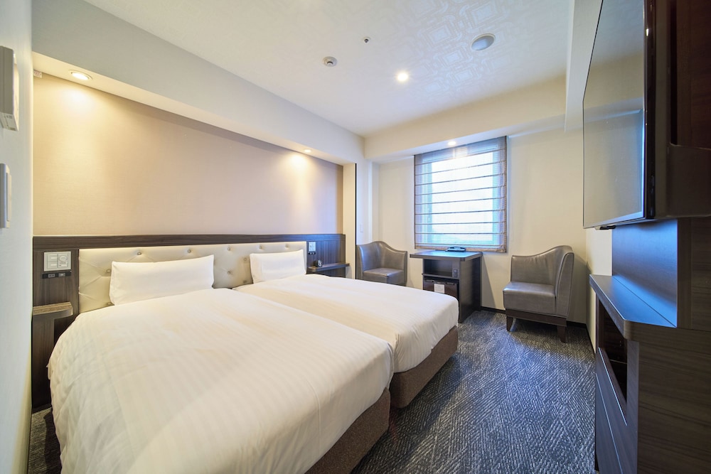 Twin Room, Smoking