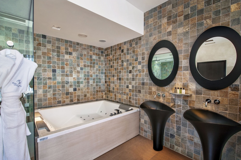 Suite, Bañera de Hidromasaje, Área de Jardín