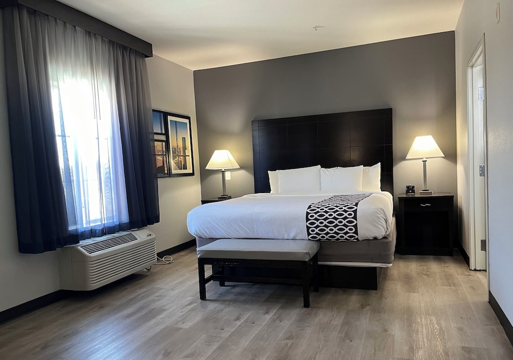 Deluxe Suite, 1 King Bed, Accessible, Non Smoking (Mobility/Hearing, Tub w/Grab Bars) - Photo 1