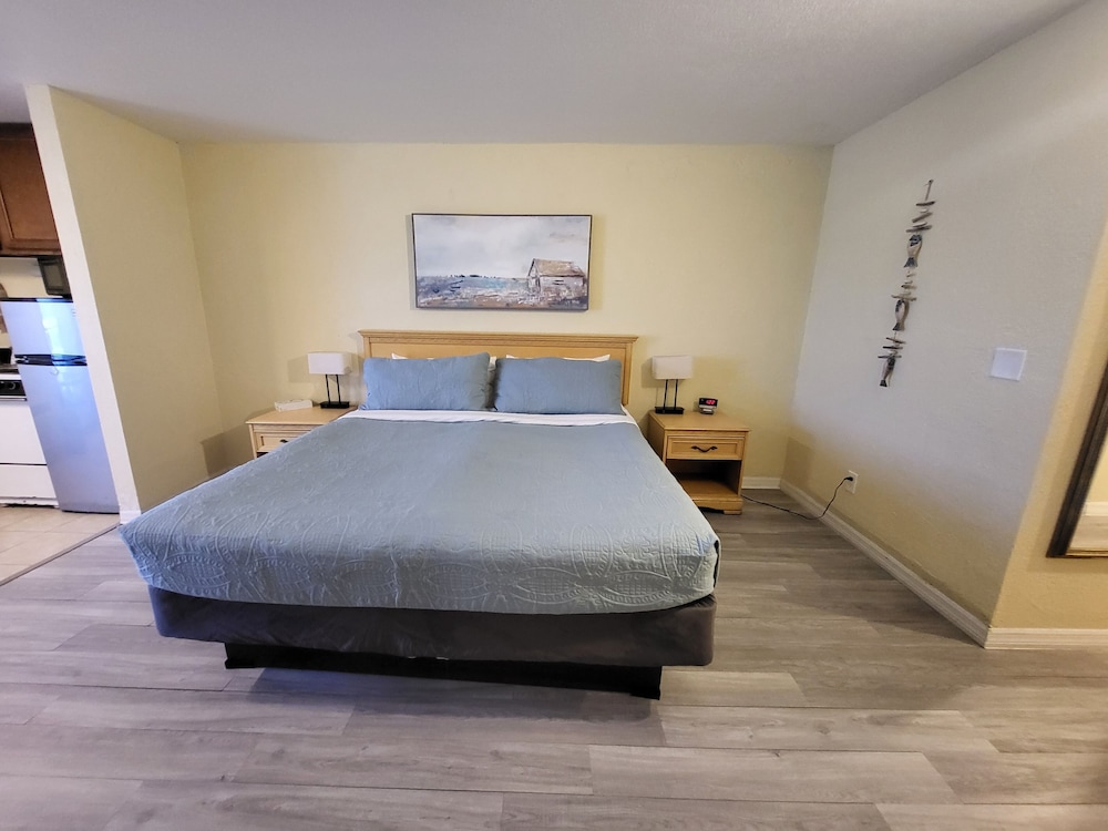 Standard Room, 1 King Bed, Kitchenette, Oceanfront - Photo 12