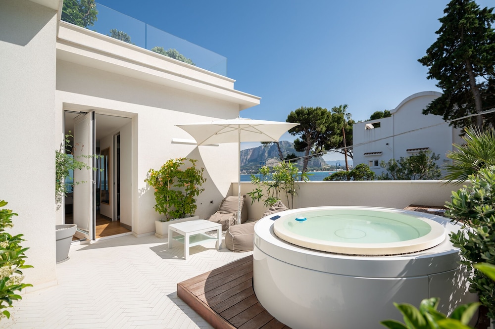 Junior Studio Suite, 1 King Bed, Hot Tub, Sea View photo 3