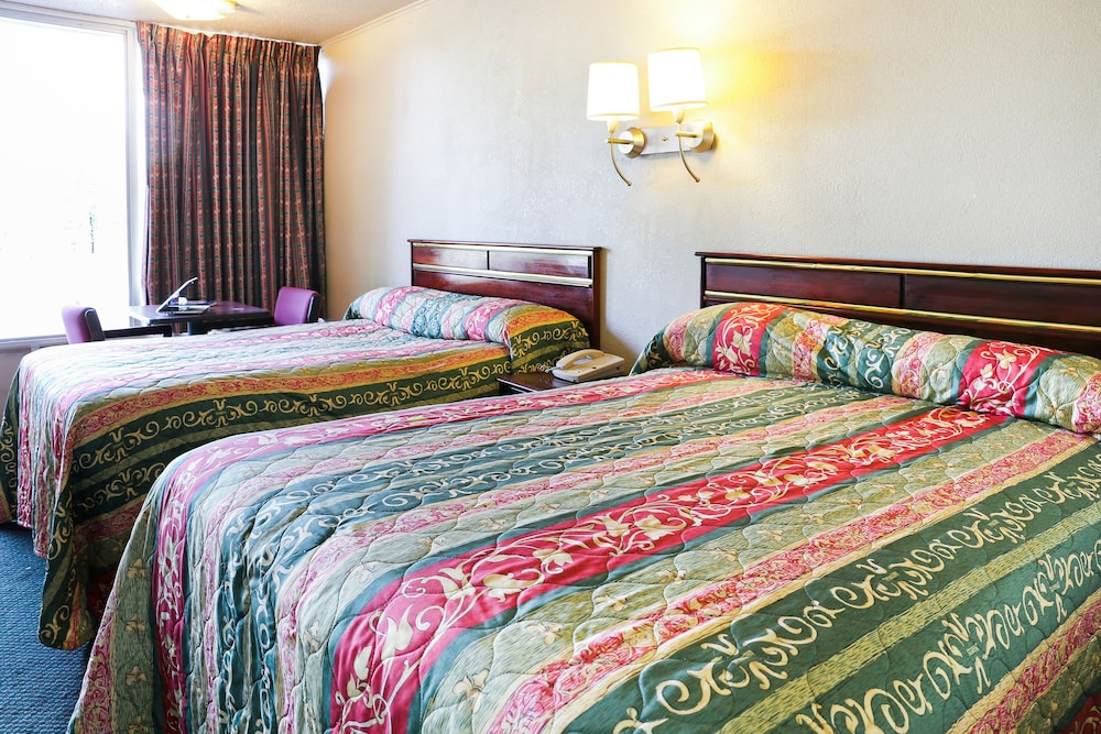 Basic Quadruple Room, 2 Double Beds - Smoking photo 3