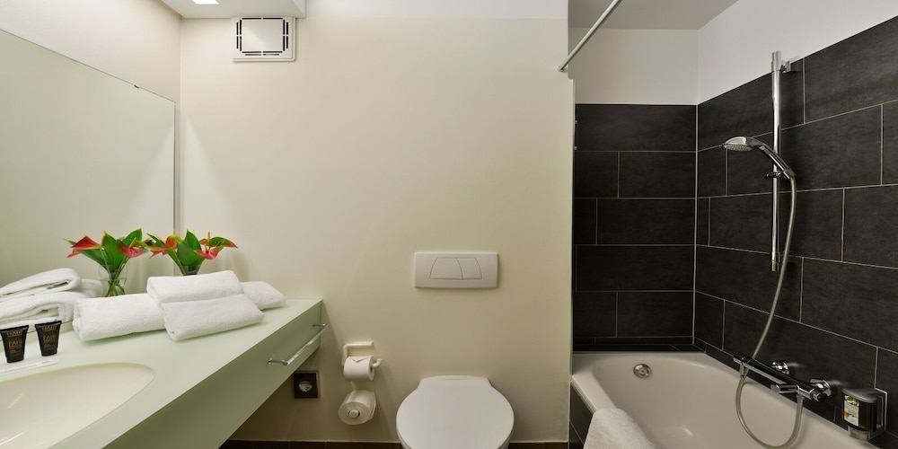 Classic Double Room, 2 Twin Beds, Non Smoking photo 3