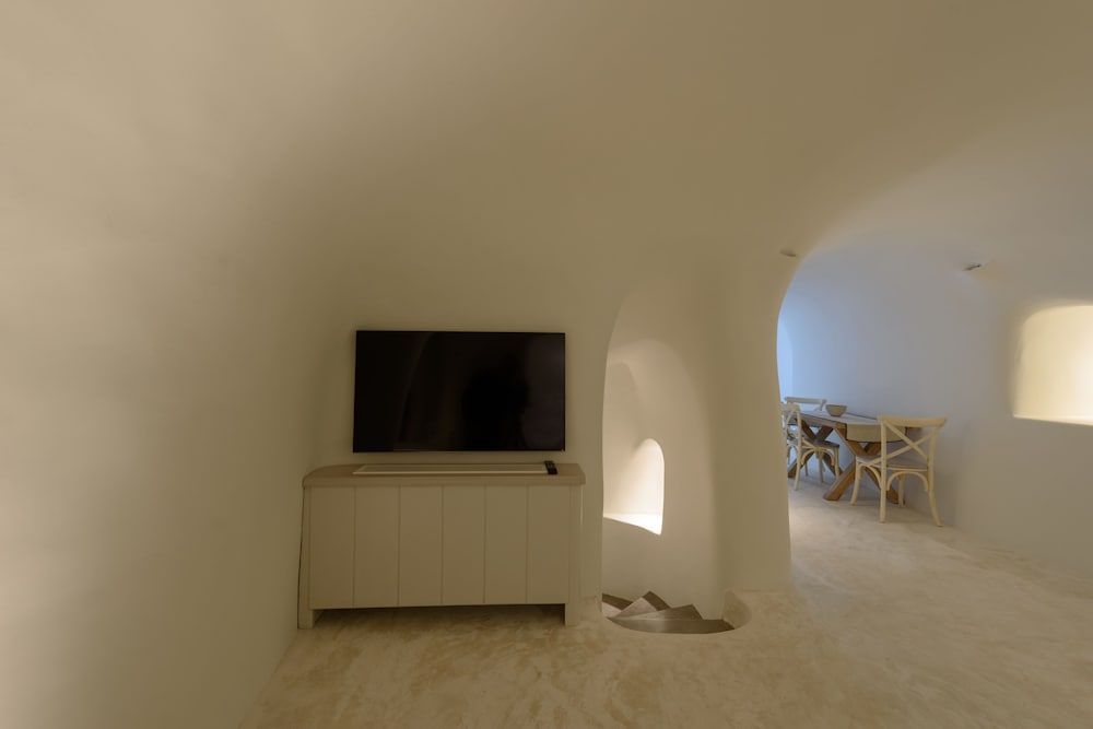 Suite with Indoor Outdoor Hot tub Terrace with Caldera View - Photo 10