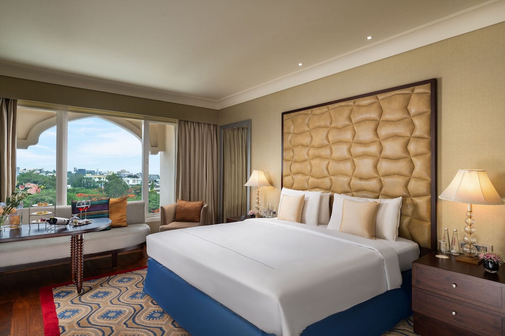 Club Room, 1 King Bed (Premium) - Photo 1