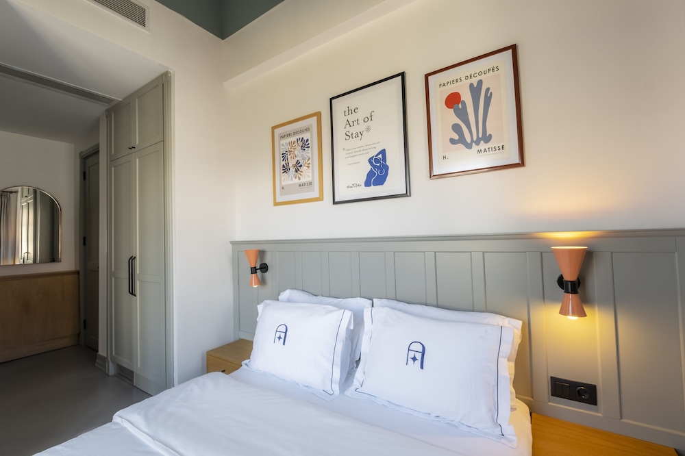 Standard Double Room - Photo 9