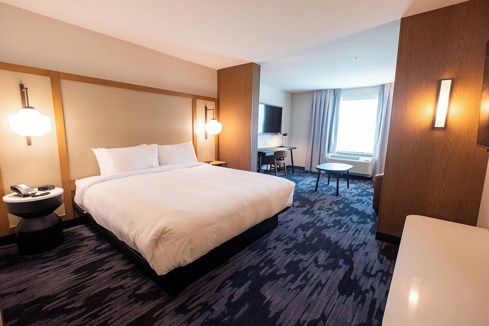 Suite, 1 King Bed with Sofa bed (Mobility Accessible, Roll-in Shower) photo 2
