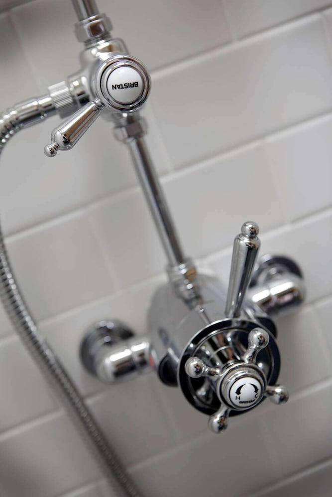 Suite, Ensuite photo 3