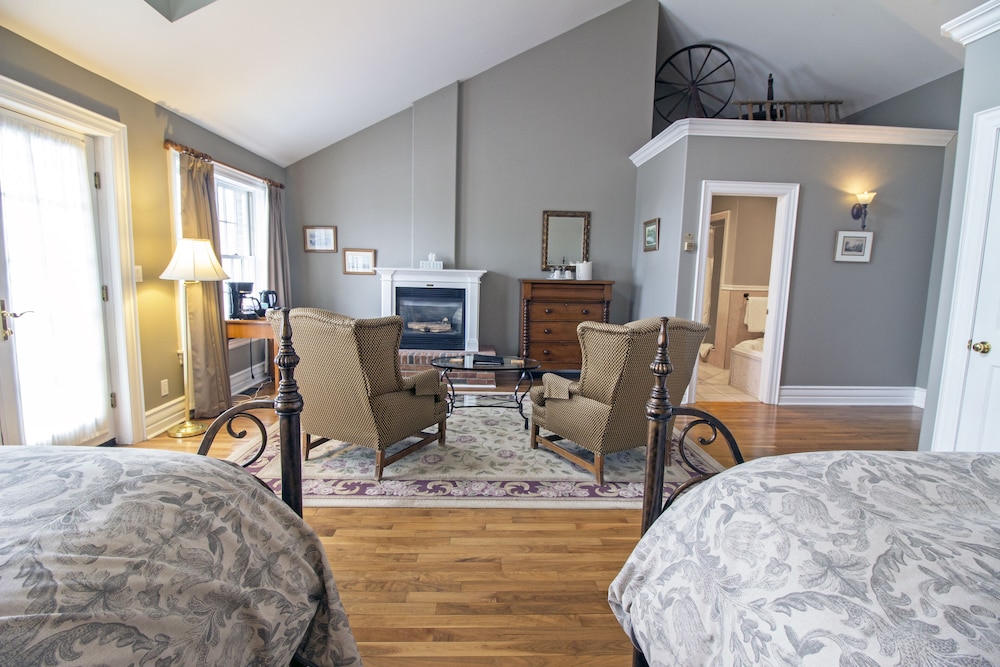Superior Cottage, 2 Queen Beds photo 3
