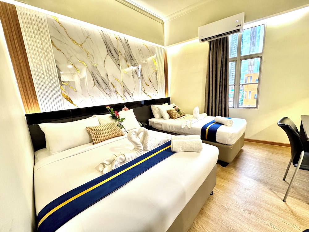 Deluxe Triple Room with Window