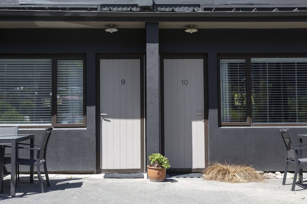 Studio Apartment with Mountain Views photo 3