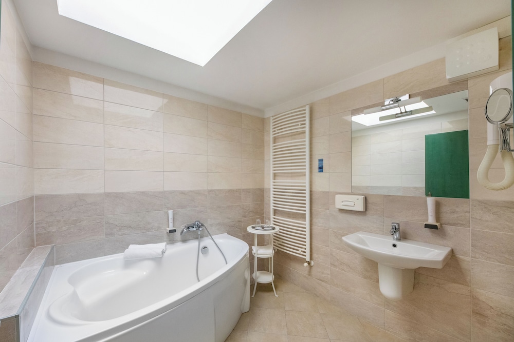 Suite - Photo 2