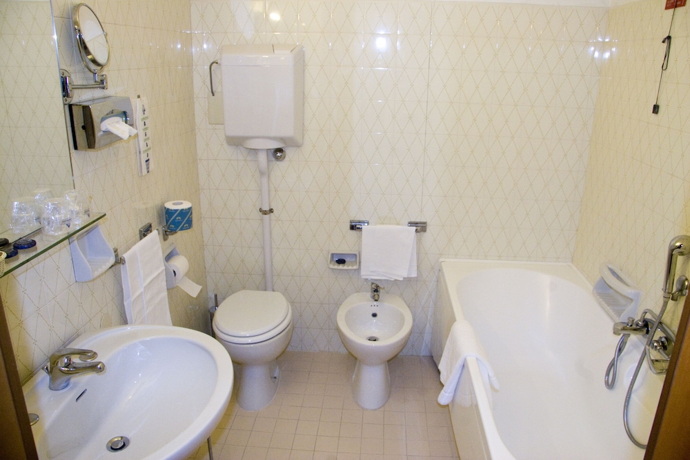 Standard Triple Room, Multiple Beds photo 3