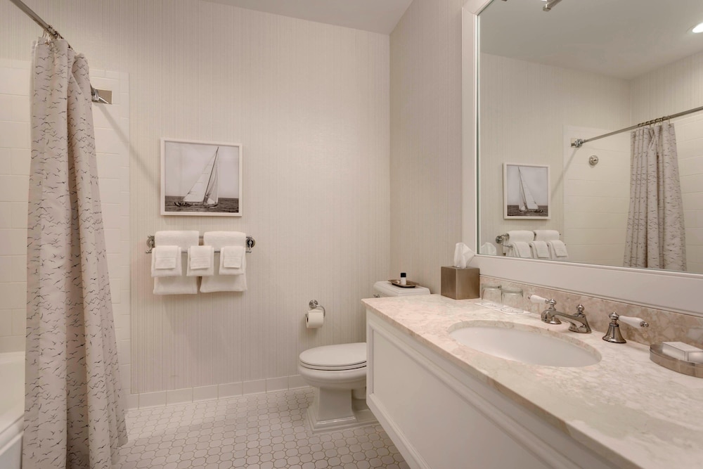 Room, 2 Queen Beds, Lake View