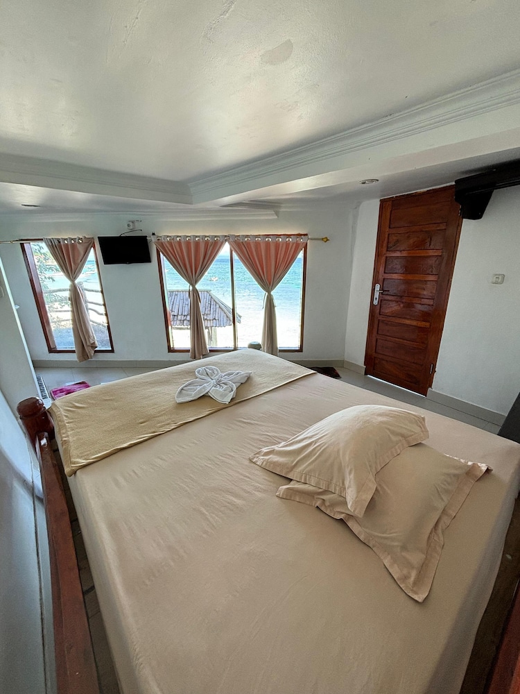 Deluxe Single Room, Beachfront photo 3