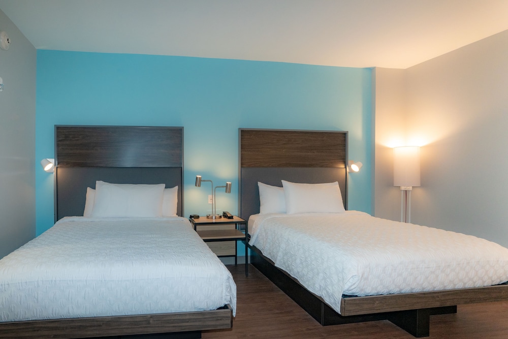 Room, 2 Queen Beds, Accessible (Roll-In Shower) photo 2