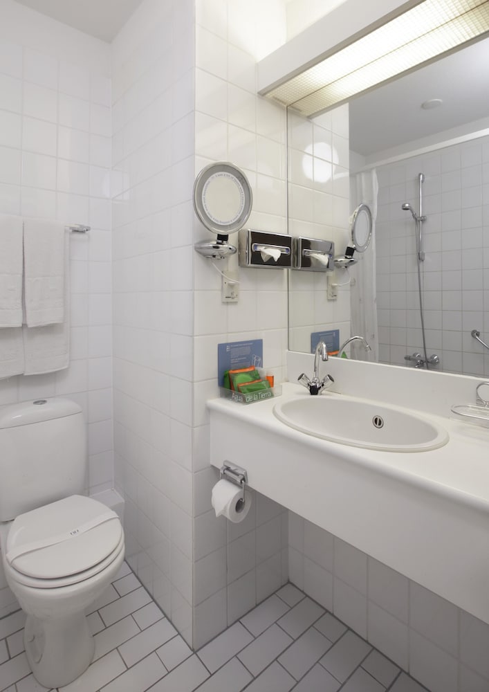 Standard Room (View, Extra Bed 2 adults + 1 child) - Photo 2