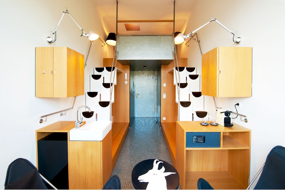 Double Room (Climb Up)