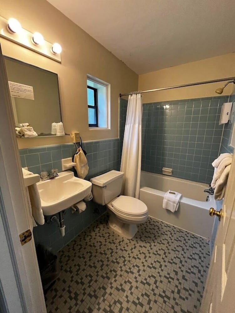 Room, 2 Queen Beds, Mountain View photo 3