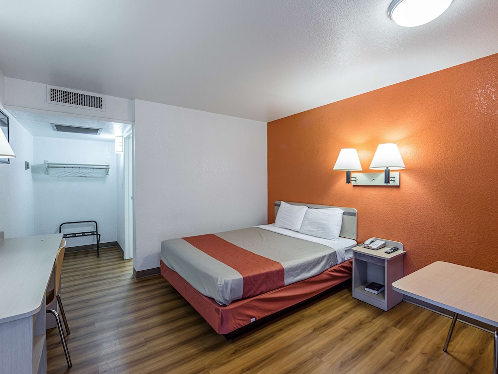 Deluxe Room, 1 Queen Bed, Smoking, Refrigerator & Microwave