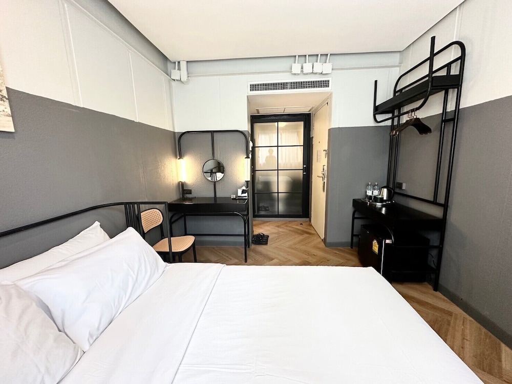 Standard Double Room, 1 Queen Bed, Non Smoking, Private Bathroom photo 3