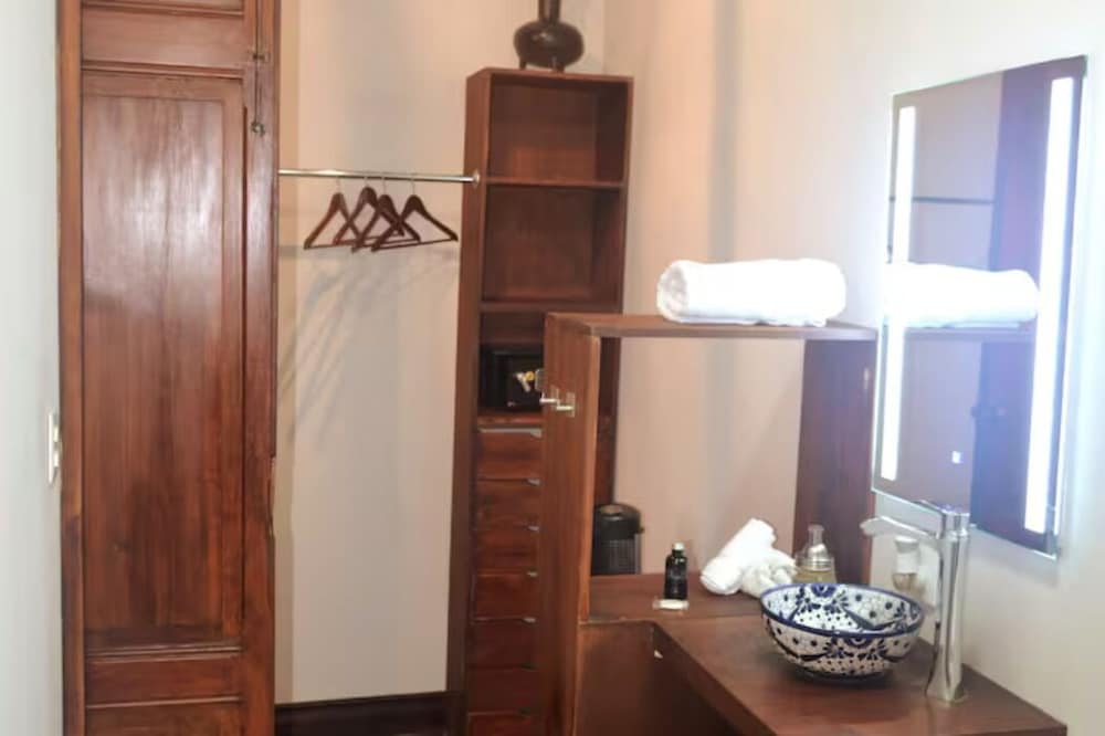 Room, 1 Queen Bed, Private Bathroom photo 3