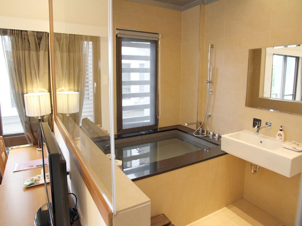 Senior Double Room, 1 Bedroom, Bathtub, Courtyard Area photo 3