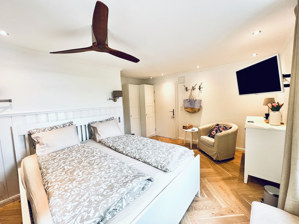 Doppelzimmer Classique - seitliche Seesicht, öffentlicher Balkon photo 3
