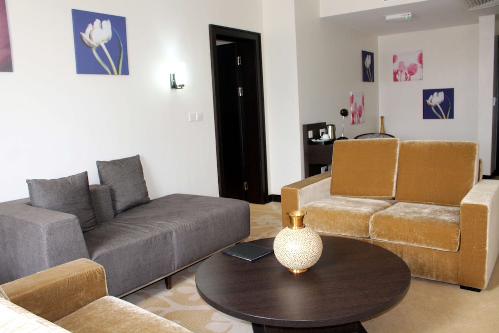 Suite, 1 Double Bed, Bathtub, City View photo 1