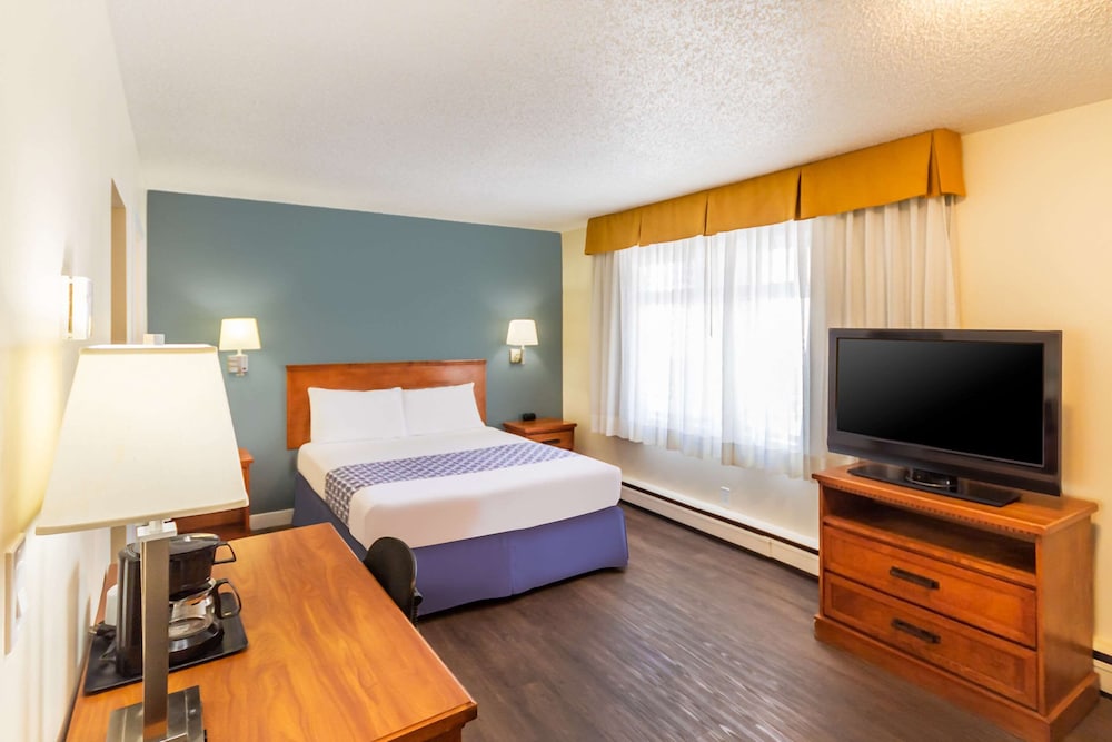 Suite, 1 Queen Bed with Sofa bed, Non Smoking, Courtyard View photo 2